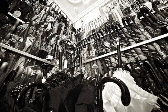 Présentoir de cannes et parapluies dans la boutique